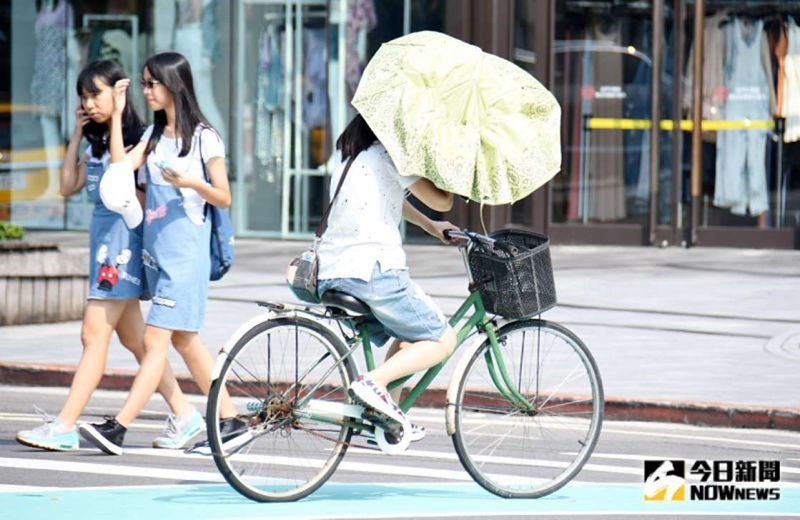 ▲中央氣象局今（25）日指出，今日各地天氣炎熱，各地高溫約34以上。（圖／NOWnews資料照）