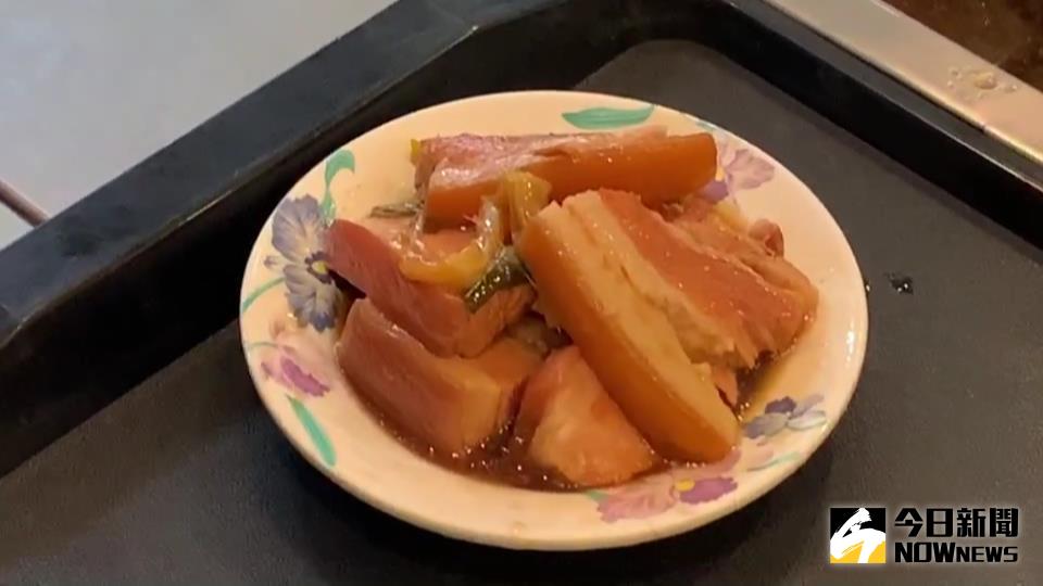 ▲阿興魯肉飯選用的爌肉外皮嫩彈，沒有醬油兮兮的油膩與鹹度感，帶筋部位滑嫩軟綿和肥肉油脂同化。（圖／記者陳雅芳攝，2020.08.15）