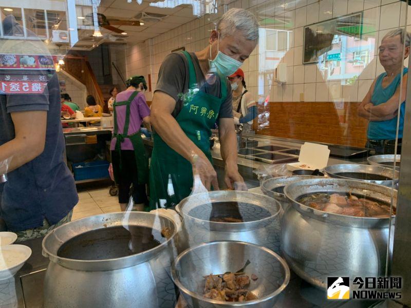 ▲陪伴民眾70年的老字號爌肉飯名店「阿興魯肉飯」傳出將在本月28日收攤。(圖/記者陳雅芳攝,2020.08.15)