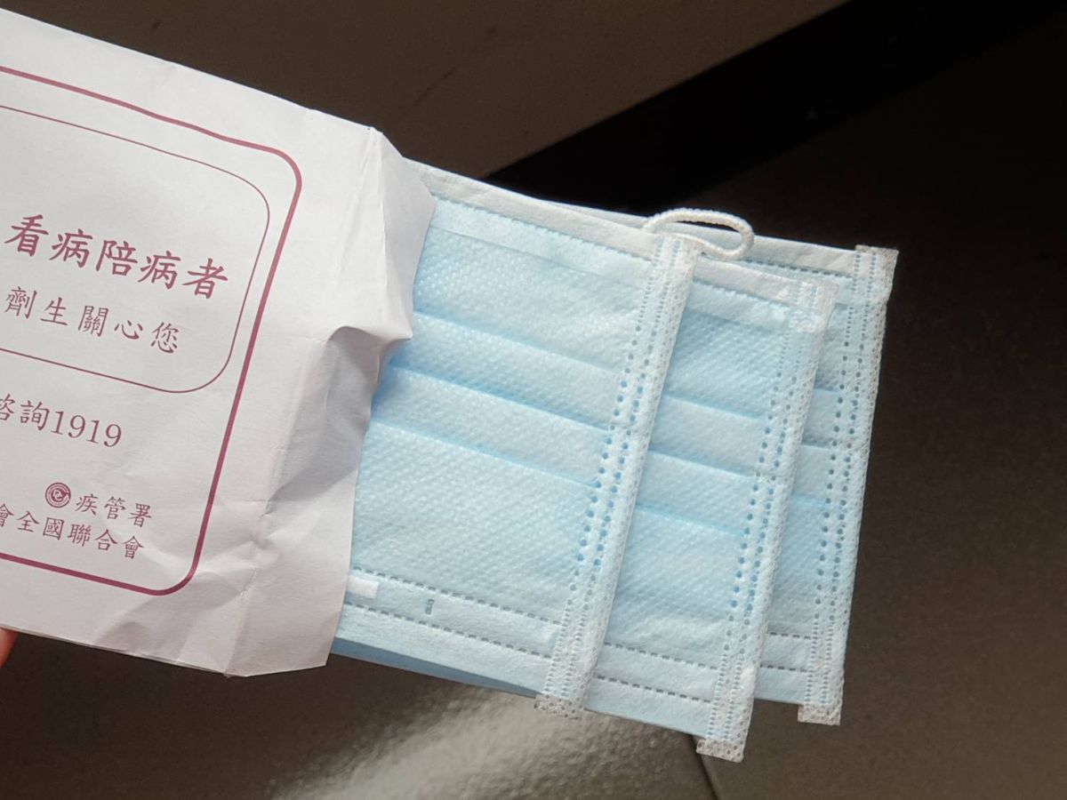 ▲網友在藥局領到「郭董國家隊」口罩。（示意圖／NOWnews資料照片）