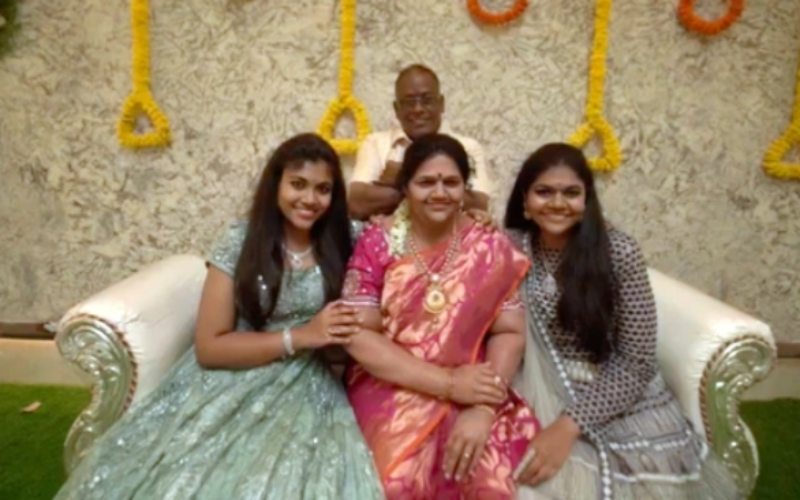 ▲印度 1 名商人古塔和女兒們，因為無法忘記 3 年前車禍離世的妻子，便委託藝術家打造亡妻的等比例雕像並一起搬進新家，彷彿妻子仍與他們同在；由於雕像十分逼真，宛如瑪哈薇「重生」了一樣，在印度引起討論。（圖／翻攝自英國太陽報）