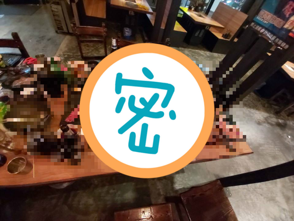 ▲13日一名男網友在臉書社團《爆廢公社》表示，上周到某燒烤店用餐，遇到隔壁桌是公司聚餐，用餐過程不僅吵到讓人快要發瘋，最後結帳離場時，桌上的食材竟像剛上桌一樣，大多動都沒動過。（圖／翻攝自爆廢公社）