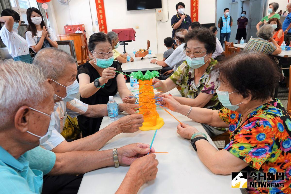 ▲鹿港鎮公所推出桌遊活動，鼓勵銀髮族來動動腦，透過桌遊活動來幫助長輩們手眼協調。（圖／記者陳雅芳攝，2020.08.15）