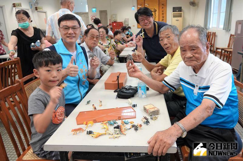 ▲老師所準備的遊戲老少咸宜,尤其適合阿公阿嬤陪伴兒孫來玩,透過桌遊活動來幫助長輩們手眼協調。(圖/記者陳雅芳攝,2020.08.15)