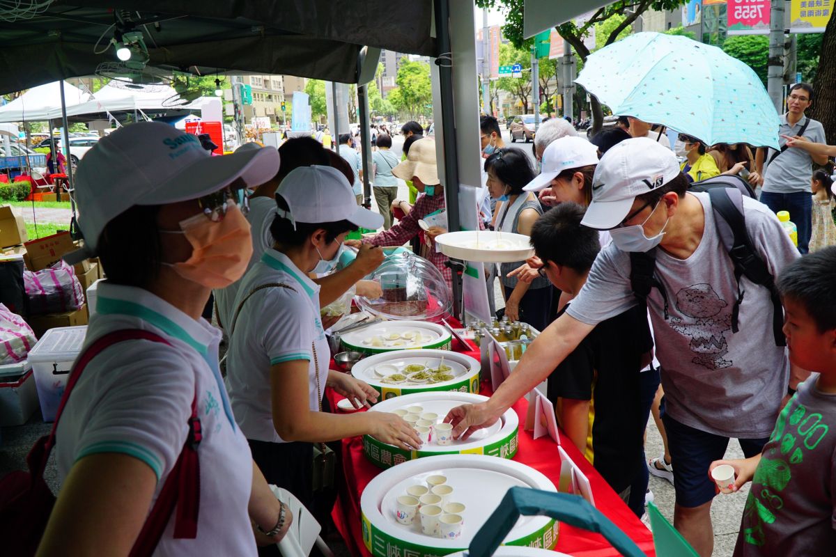 ▲三峽農特產品聯合行銷推廣活動，今（15）日上午在三峽開跑，連續兩天的活動讓民眾能買得過癮、吃得健康。（圖／新北市農業局提供）