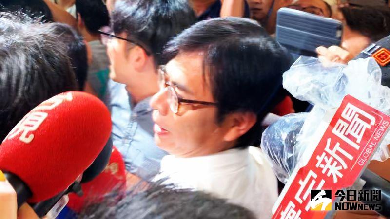 ▲▲陳其邁在進入競選總部時受到大批支持者歡迎(圖/記者郭俊暉攝)