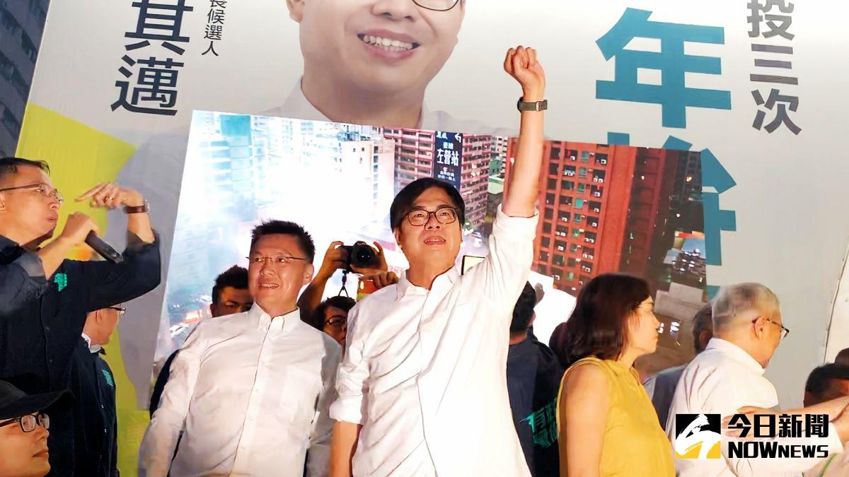 ▲民進黨候選人陳其邁從開票以來一路領先，最後選舉結果出爐以67萬1804票，打敗藍、白陣營，陳其邁也在民眾黨候選人吳益政、國民黨李眉蓁都開過記者會後宣布當選。（圖／記者郭俊暉攝）