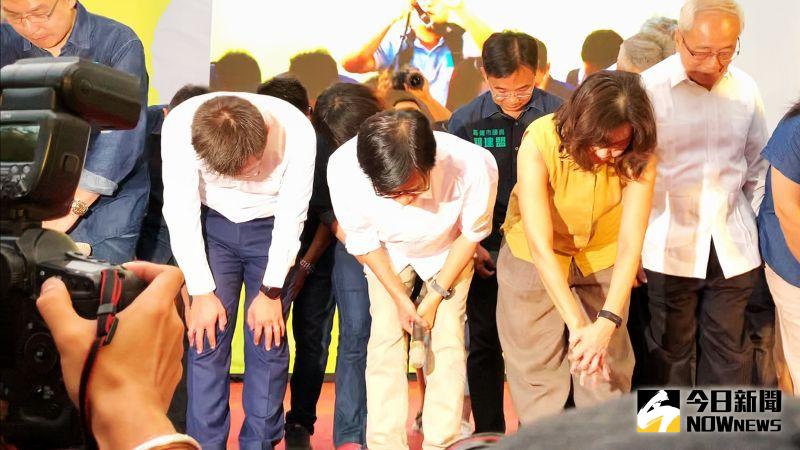 ▲▲民進黨候選人陳其邁從開票以來一路領先,最後選舉結果出爐以67萬1804票,打敗藍、白陣營,陳其邁率競選團隊表達謝意。(圖/記者郭俊暉攝)