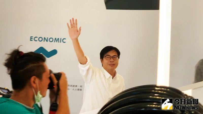 ▲陳其邁在進入競選總部時受到大批支持者歡迎(圖/記者郭俊暉攝)