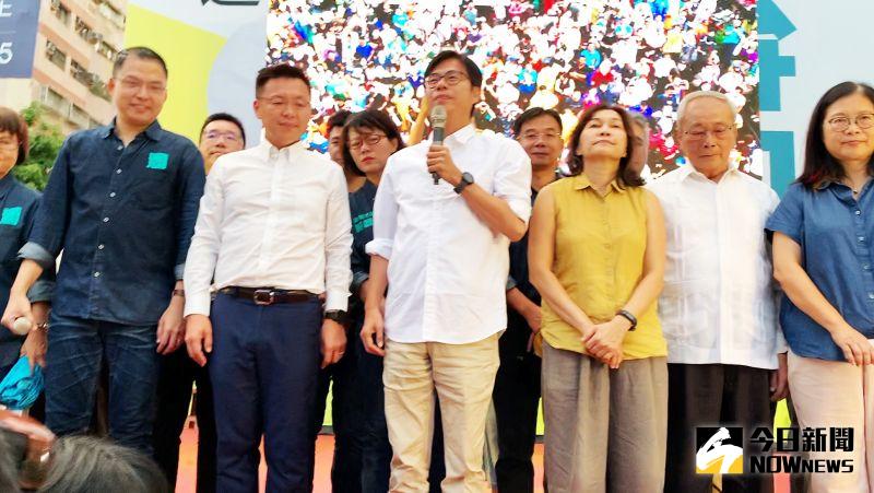 ▲▲民進黨候選人陳其邁從開票以來一路領先,最後選舉結果出爐以67萬1804票,打敗藍、白陣營,陳其邁隨後站上競選總部演講台發表當選感言。(圖/記者郭俊暉攝)