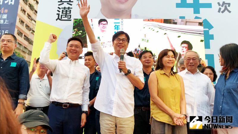 ▲民進黨候選人陳其邁從開票以來一路領先，最後選舉結果出爐以67萬1804票，打敗藍、白陣營，陳其邁也在民眾黨候選人吳益政、國民黨李眉蓁都開過記者會後宣布當選。（圖／記者郭俊暉攝）