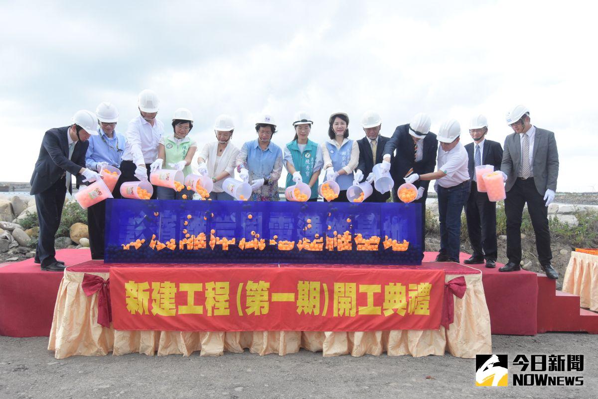 ▲彰濱離岸風電運維基地舉行開工典禮，經濟部長王美花、彰化縣長王惠美及彰化區漁會總幹事陳諸讚等人啟動開工儀式。（圖／記者陳雅芳攝，2020.08.15）