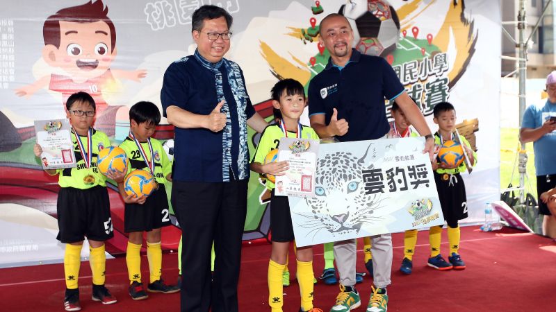 ▲桃園市長鄭文燦親自頒獎給冠軍球隊的MVP。（圖／迷你足球協會提供）
