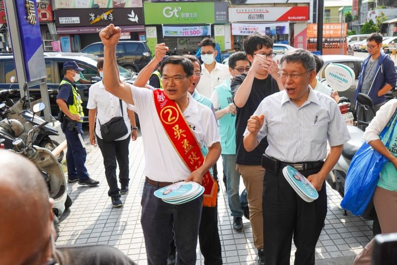 ▲高雄市長補選期間，身兼台灣民眾黨主席的台北市長柯文哲，親力親為為黨提名的候選人吳益政輔選，結果得票數卻還遠遠不及當初民眾黨在高雄獲得的政黨票數。（圖／台灣民眾黨提供）