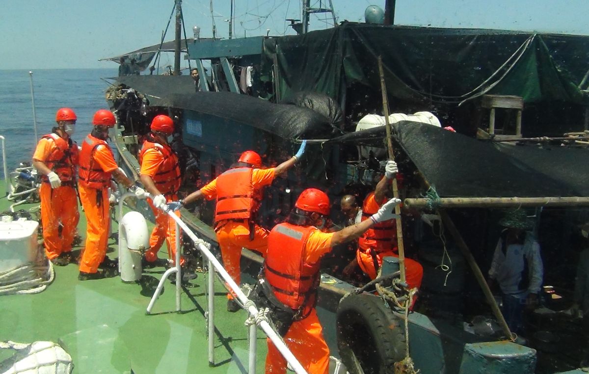 ▲澎湖海巡隊10038艇於七美西南21.8浬海域，查扣一艘「粵南澳漁14028號」陸船，違法越界進入我國限制水域「手釣小卷」。（圖／澎湖海巡隊提供）