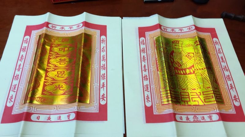 ▲拜地官大帝用天金（左）， 拜眾神明用太極金。(圖/記者康子仁攝)