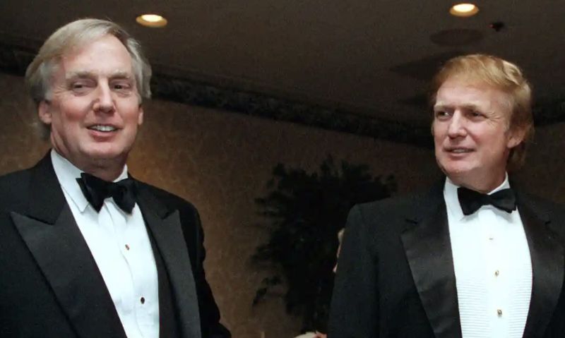 ▲美國總統川普的弟弟羅伯特因病去逝。圖為羅伯特（左）與川普（右）於1999年的合影。（圖／翻攝The Guardian）