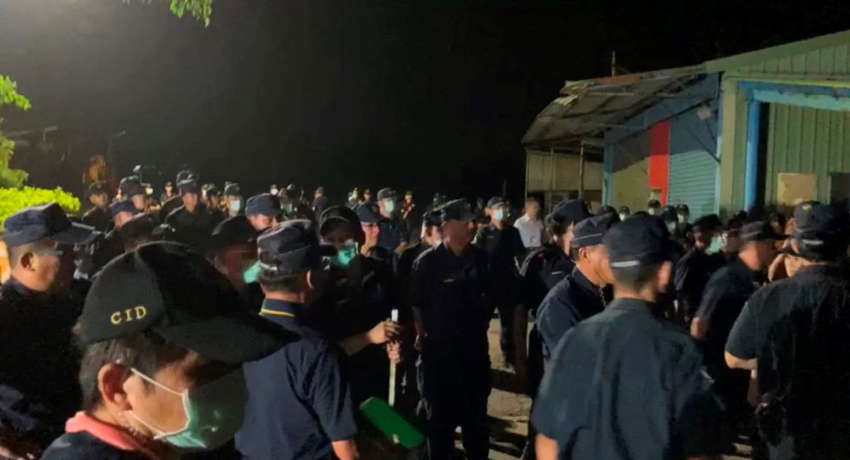 ▲16日清晨4點，市府相關單位前往學甲第六公墓進行鑽探作業，出動數百名警力戒護。（圖／自救會提供）