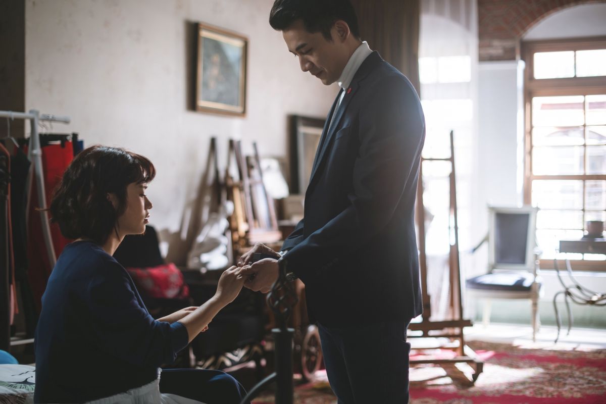 ▲曾子益（右）被資深前輩吳秀珠示愛。（圖 / 華視提供）