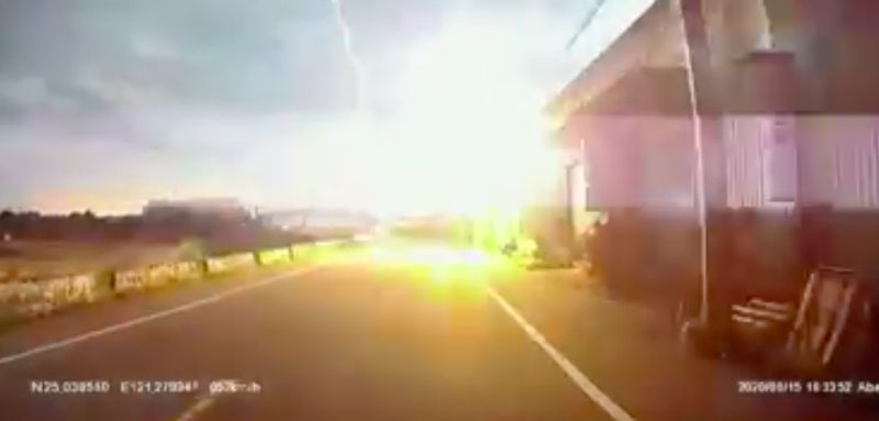 男開車見閃電就在眼前！驚險「30秒影片」曝：差點劈到車
