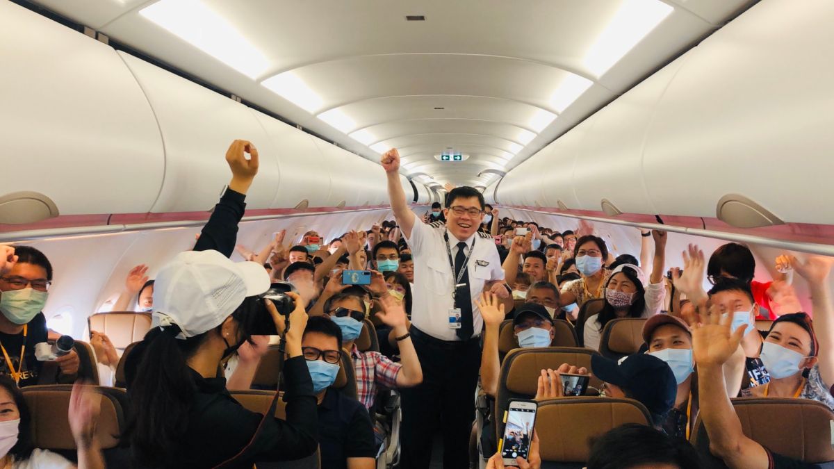 ▲為答謝員工與粉絲的熱情支持，星宇航空今（16）日特別開出「星宇人飛行假期體驗航班」，並由「K董」星宇航空董事長張國煒親自擔任機長。（圖／星宇航空提供）