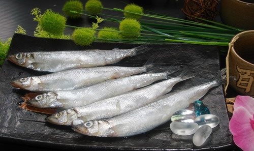 ▲柳葉魚怎麼烤才不破皮黏網？饕客揭小技巧。（示意圖／翻攝自臉書粉專）