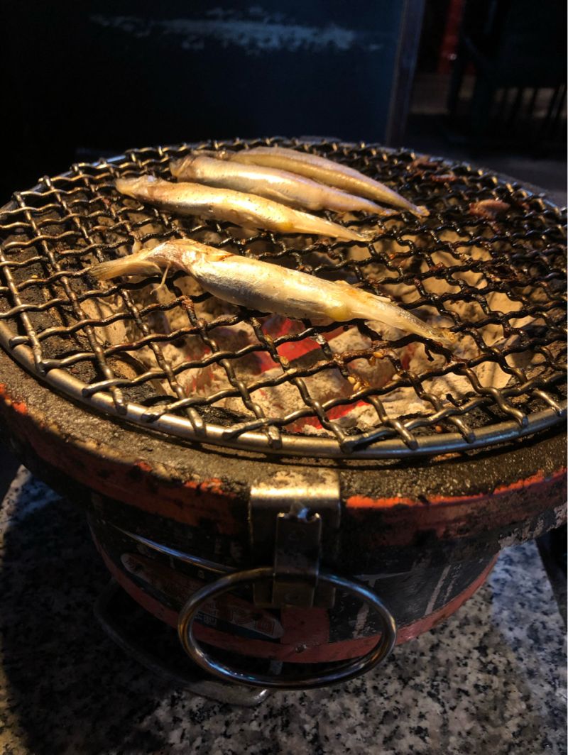 ▲柳葉魚的完美烤法要有兩個前提，分別為「敲打烤網」和「熟才翻面」。（圖／翻攝自PTT）