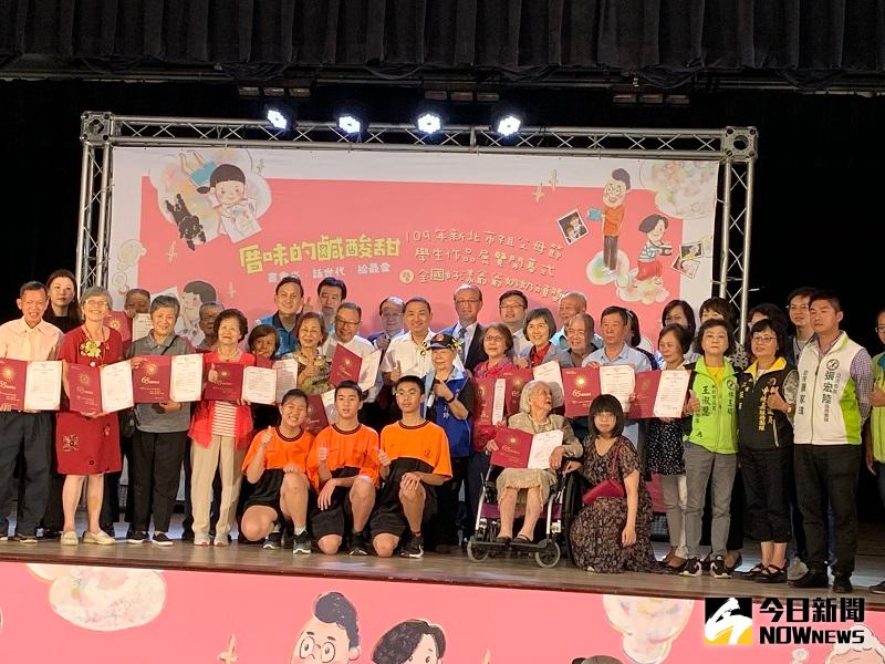 ▲侯友宜(中)期許長輩們教育後代人生智慧與歷練，多與孩子互動保有一顆年輕的心。(圖/記者康子仁攝)