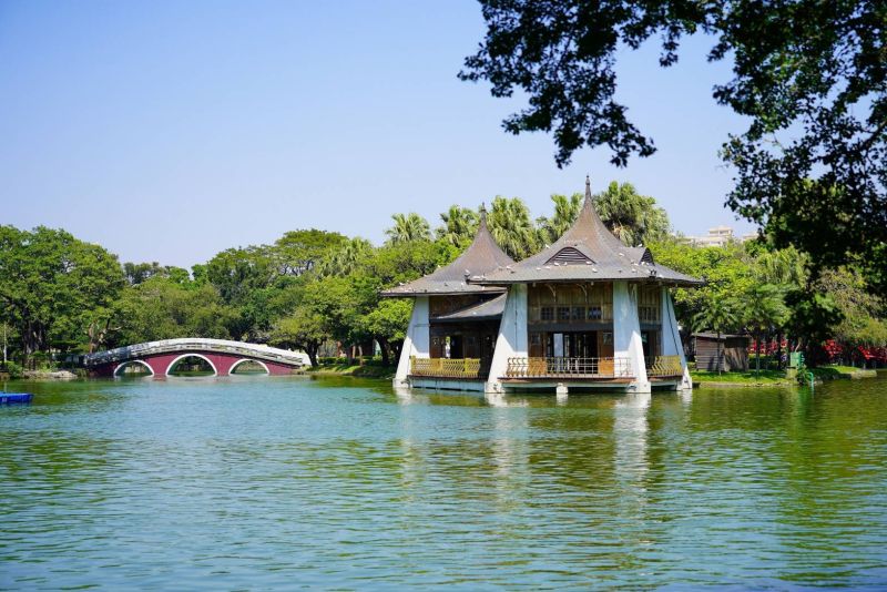 ▲中市府建設局推出「台中公園─人生課題三部曲」，透過將台中公園「擬人化」的趣味影片，要讓市民看見不一樣的活力建設人，及台中公園之美。(圖／建設局提供2020.8.16)