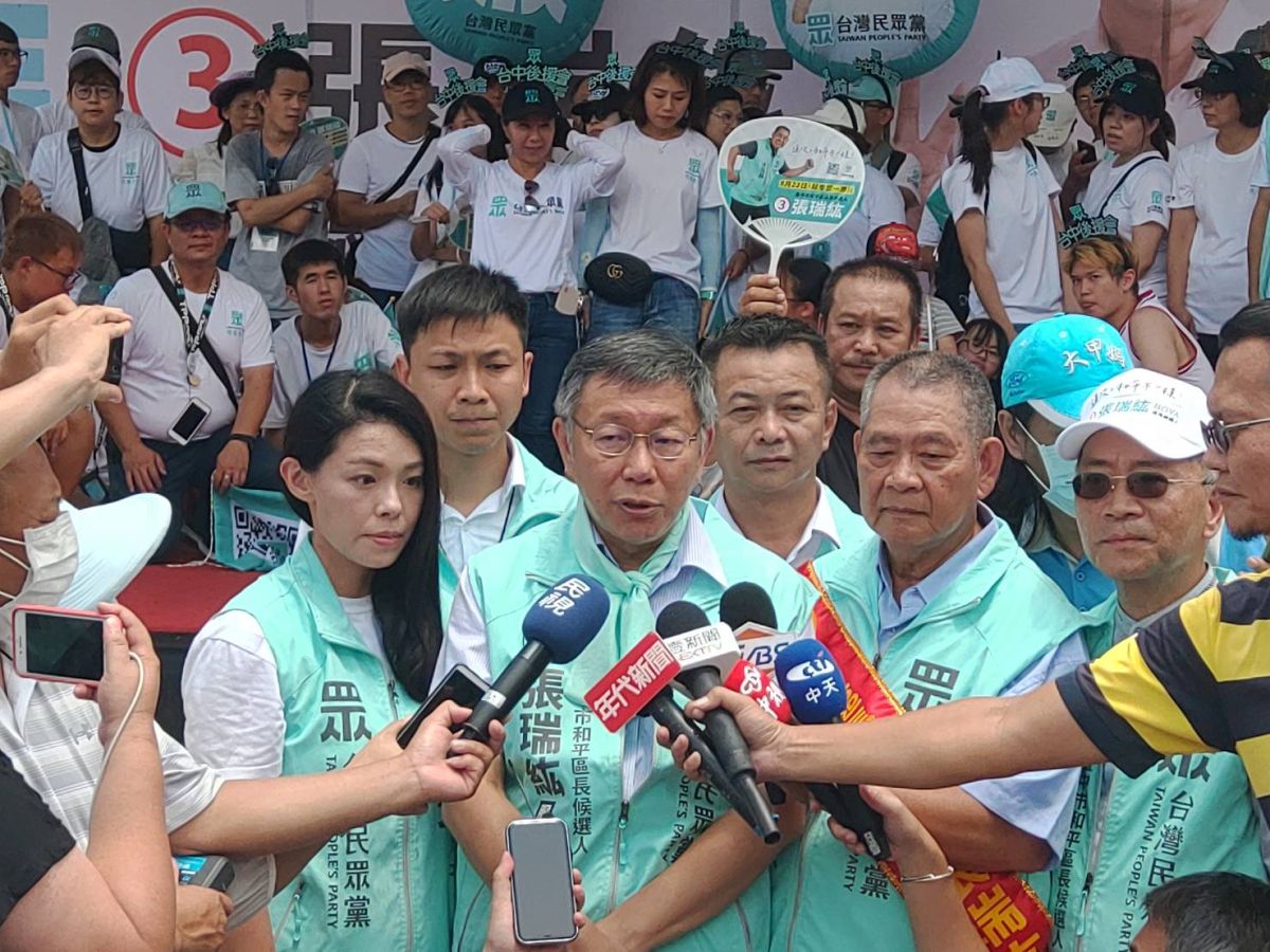 ▲身兼台灣民眾黨主席的台北市長柯文哲，16日到台中和平區為區長補選拜票時，針對過去自己引用國父名言挨批失言，直言現在台灣政治「執政黨監督在野黨」實在太奇怪了。（圖／台灣民眾黨提供）