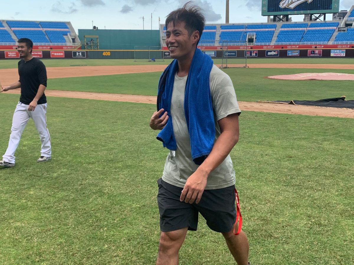 ▲陳偉殷現身桃園球場。（圖／吳政紘攝）