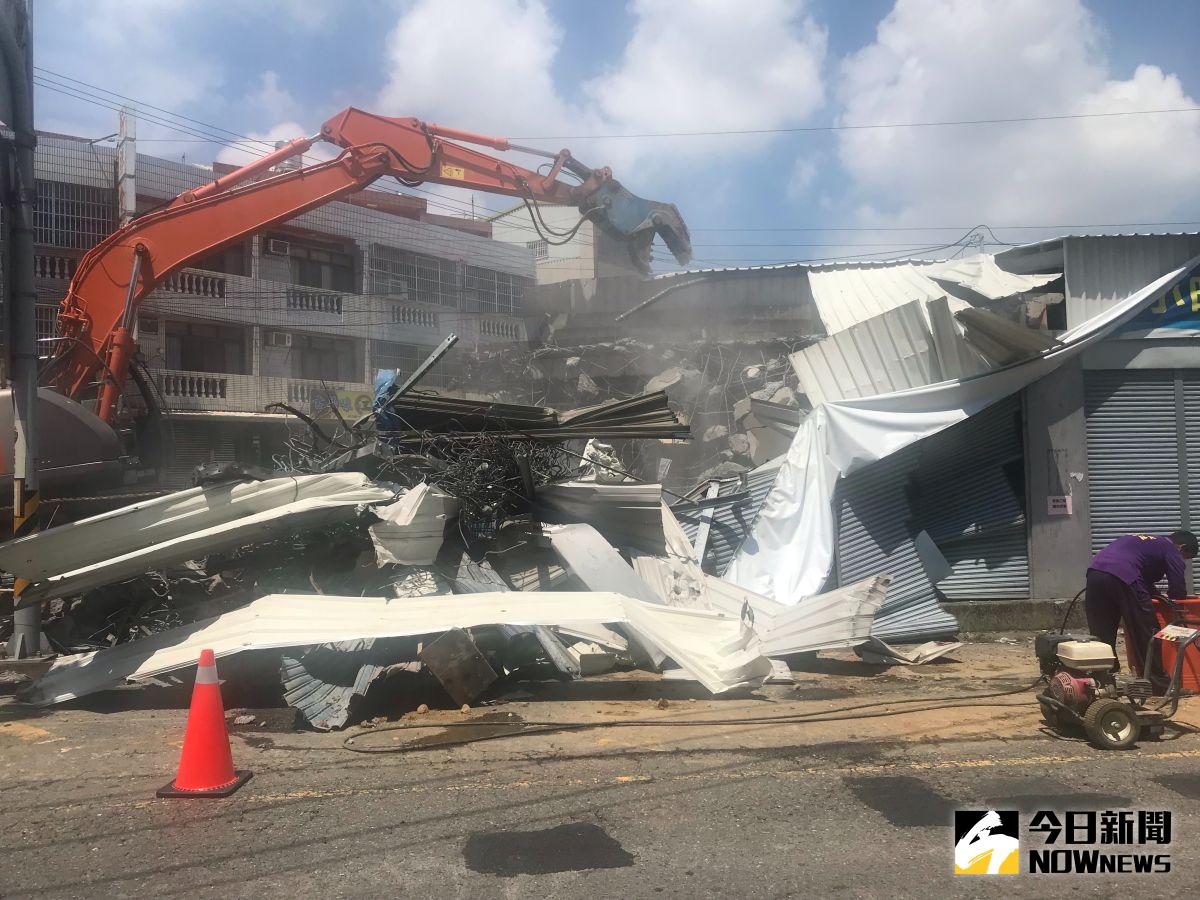 ▲彰化縣員林市最牛釘子戶拆了！員林市公所動用大型機具將留在馬路中間的釘子戶給拆除，員林市長游振雄到場督工。（圖／記者陳雅芳攝，2020.08.16）