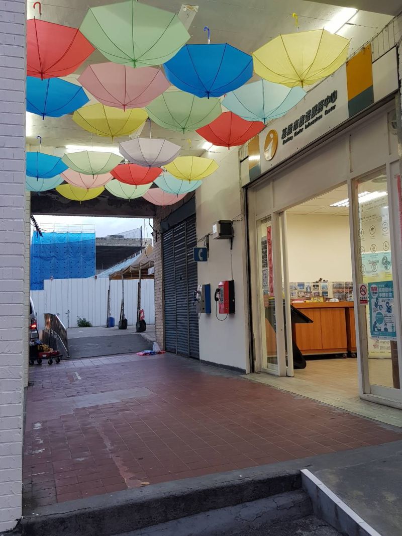 彩色雨傘美化旅遊服務中心　溫暖遊客的心
