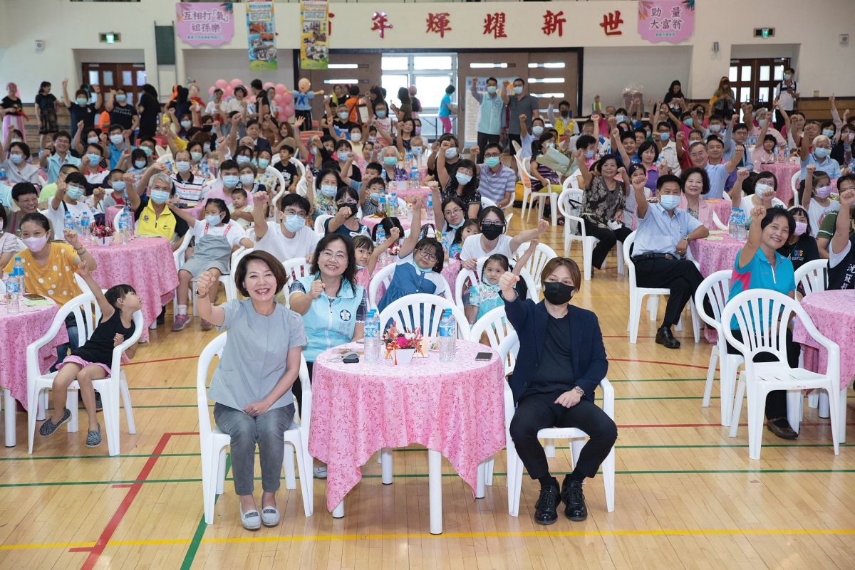 ▲ 嘉義市祖父母節慶祝活動在崇文國小游藝館二樓辦理「溫馨祖孫情 幸福向前行」。〔圖／嘉市府提供2020.08.16〕