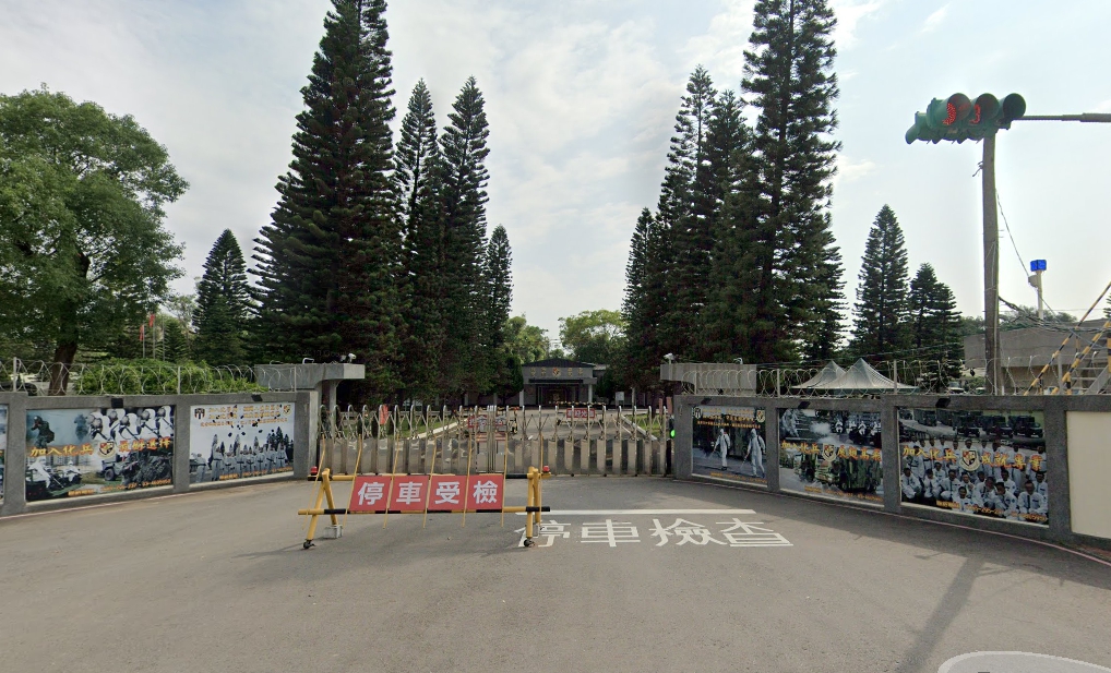 ▲軍方表示，中壢龍陵營區內庫房，約在中午12時27分因不明原因起火，發現後立即通知桃園市平鎮消防分隊支援，火勢在12點56分撲滅。（圖／翻攝Google Map街景）