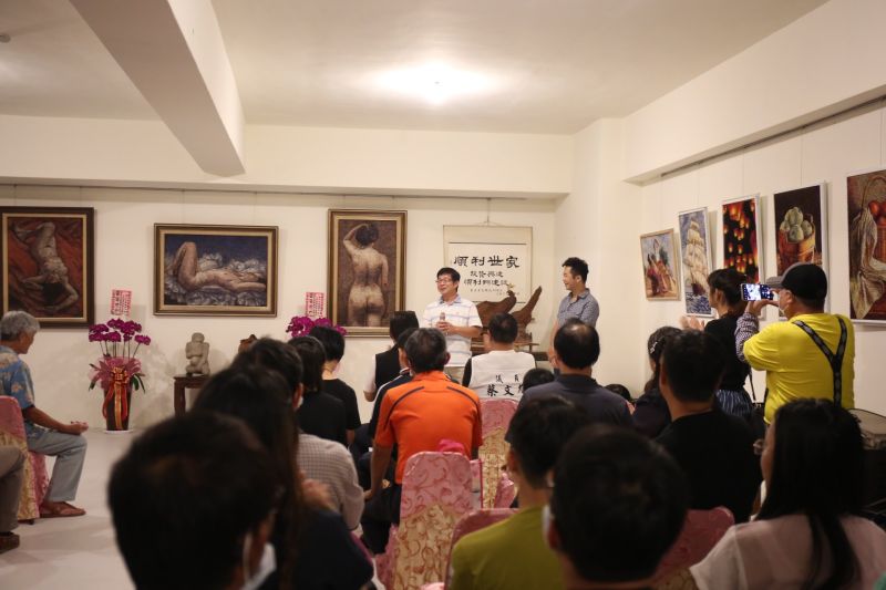 ▲畫家陳正浩老師講解他的纖維針線畫作。(圖/三昧堂提供,2020.08.16)