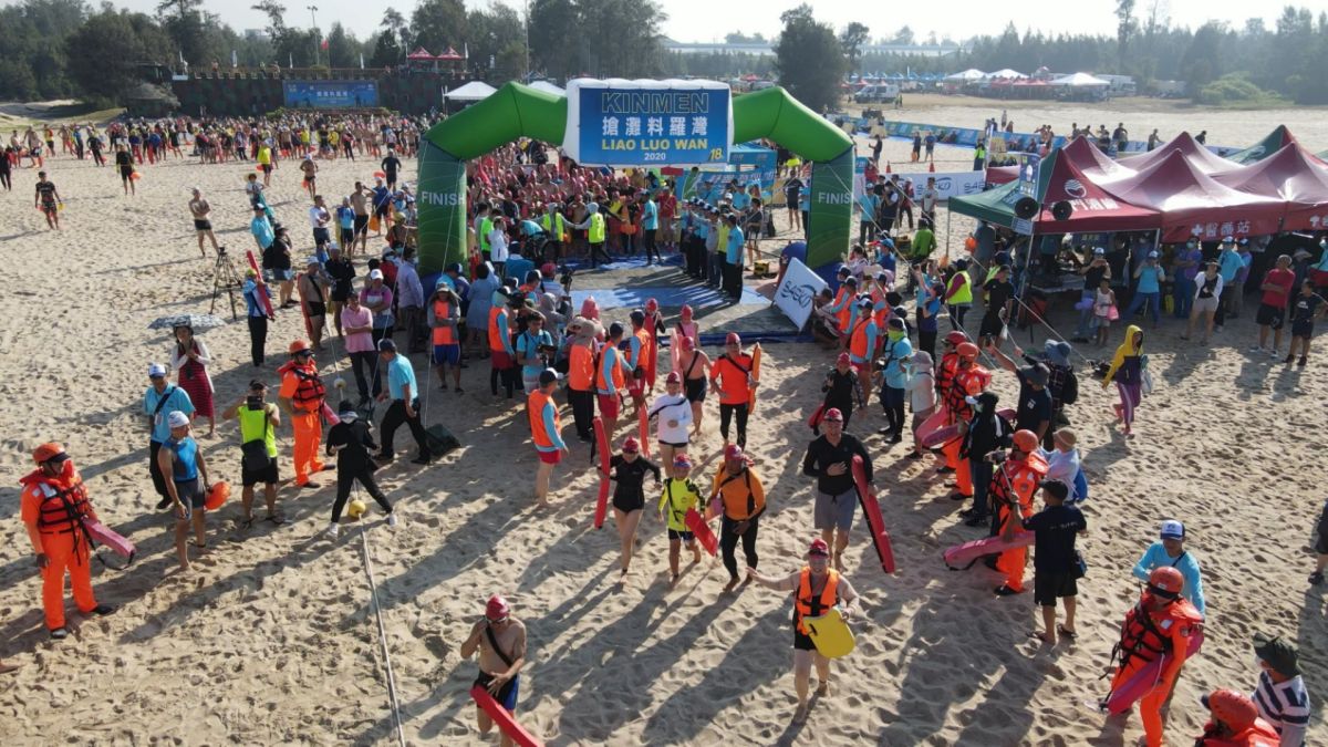 ▲2020搶灘料羅灣海上長泳活動於今日(16)熱鬧登場。(圖/金門縣教育處提供)