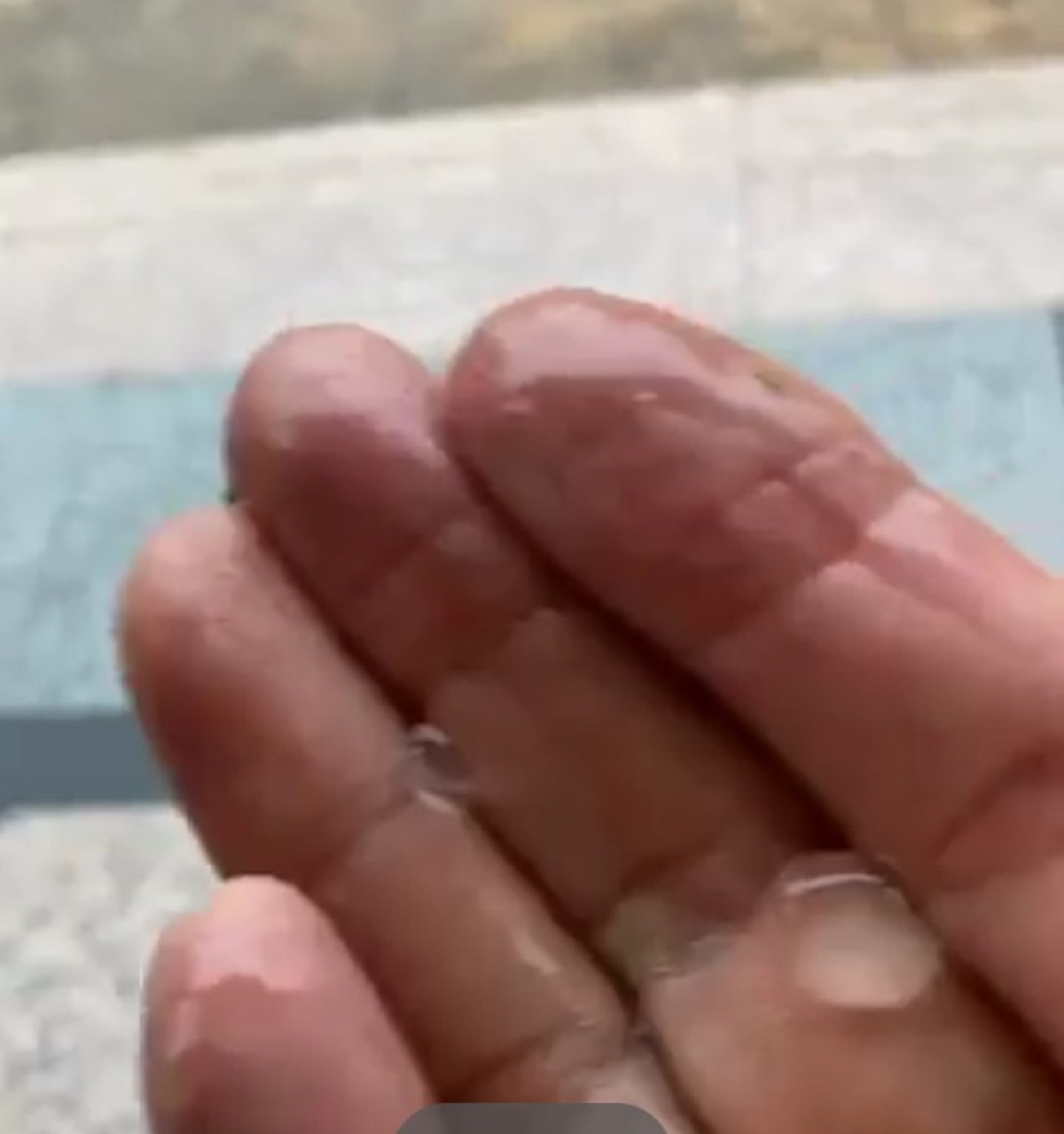 ▲受到午後對流雲系發展旺盛的影響，高雄市岡山區天空不僅下起了大雨還伴隨著冰雹。（圖／截自陳聖鼎臉書）