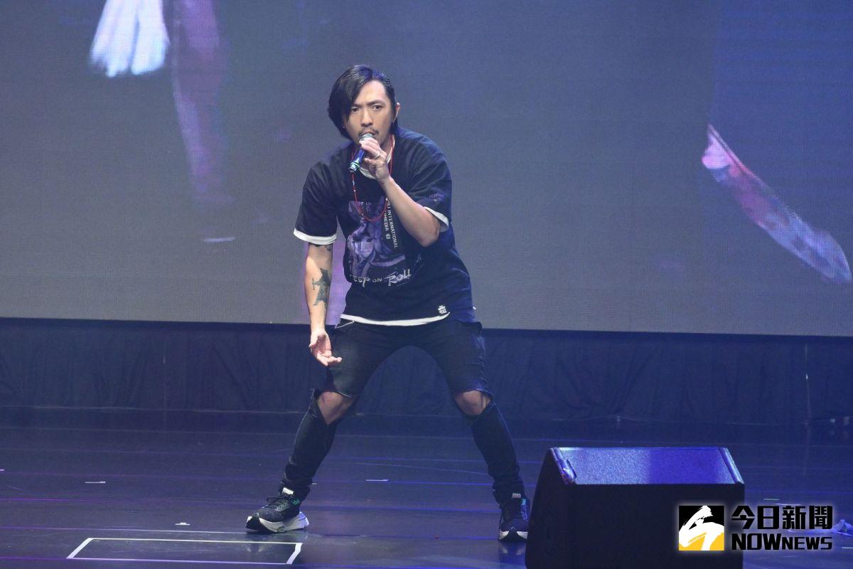 ▲霹靂歌手自從演唱的《Be A Hero》嗨翻全場。（圖／記者林柏年攝）