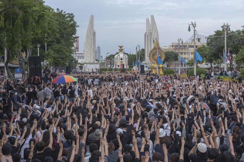 ▲泰國爆發自 2014 年軍事政變至今最大規模的抗議，提出解散國會、終止騷擾異議人士、修正軍方制定的憲法等要求。（圖／美聯社／達志影像）