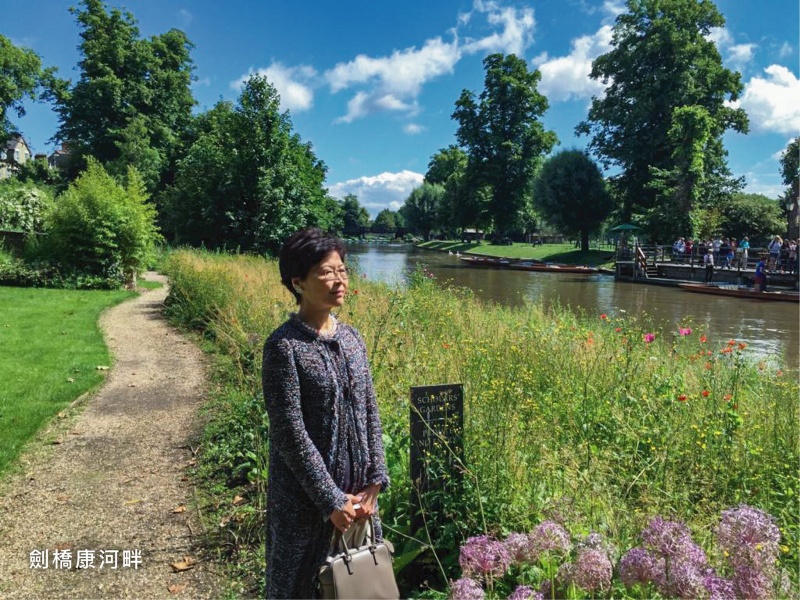 ▲香港特首林鄭月娥近日宣布「主動」退回劍橋名譽院士的決定，並附上自己先前於康河河畔的留影。（圖／翻攝自林鄭月娥臉書）