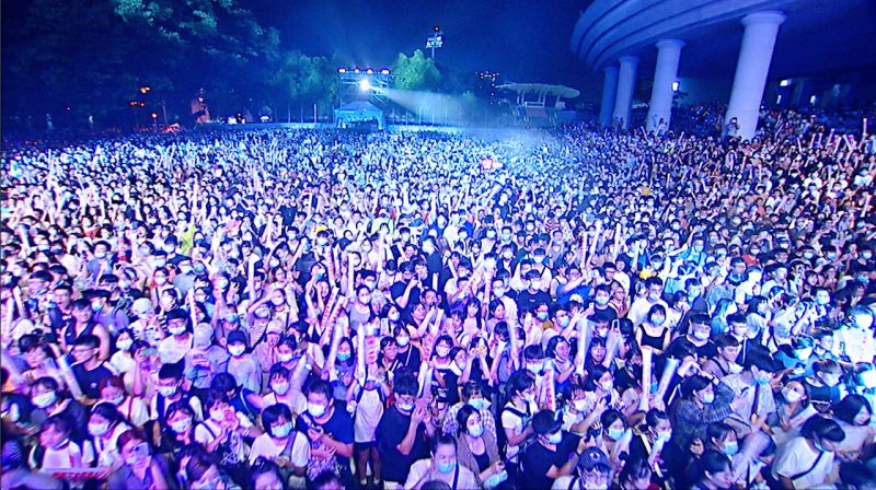 ▲屏東三大日音樂節最後一夜爆滿人潮把屏東體育館前廣場變成「屏東小巨蛋」。(圖/屏縣府提供)
