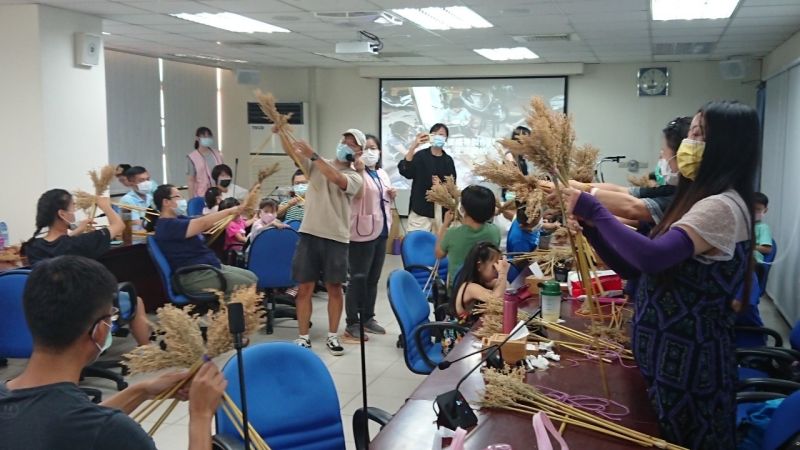 ▲在老師的教導,新住民順利綁出美美的掃帚。(圖/移民署金門服務站提供)