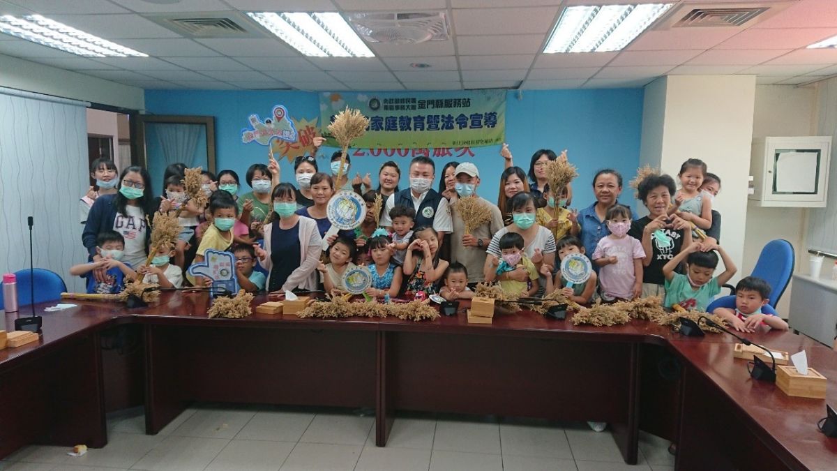 ▲移民署金門服務站舉辦親子手作高粱掃帚活動，利用廢棄高粱桿子教導新住民們DIY「高粱掃帚」。(圖/移民署金門服務站)