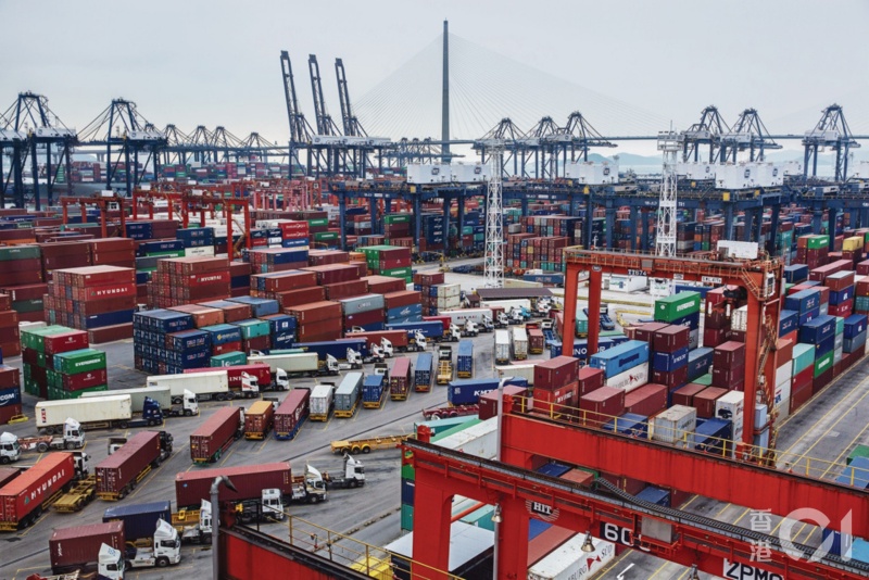 ▲香港葵涌貨櫃碼頭近日接連爆發新冠肺炎群聚感染，被認為與碼頭工人休息室狹窄、空氣不流通的惡劣環境有關。示意圖。（圖／翻攝自香港 01 ）