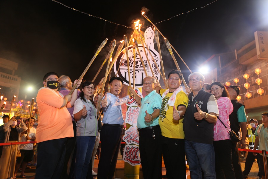 ▲嘉義縣長翁章梁等地方人士，手持火把為百年的火燈夜巡點燈。(圖／嘉義縣政府提供）