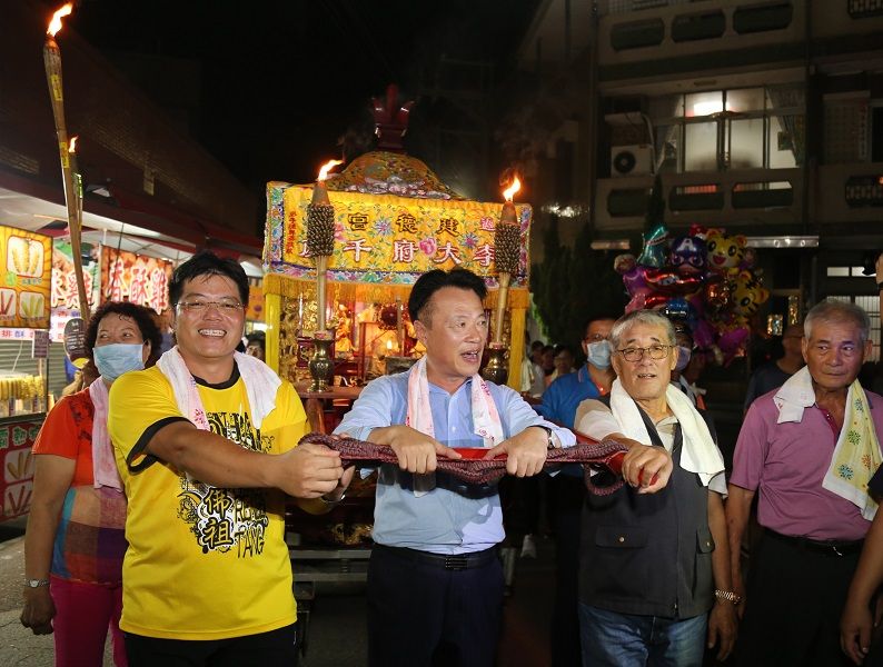 ▲嘉義縣長翁章等人扶著李王爺的神轎一起火燈夜巡。(圖/嘉義縣政府提供)