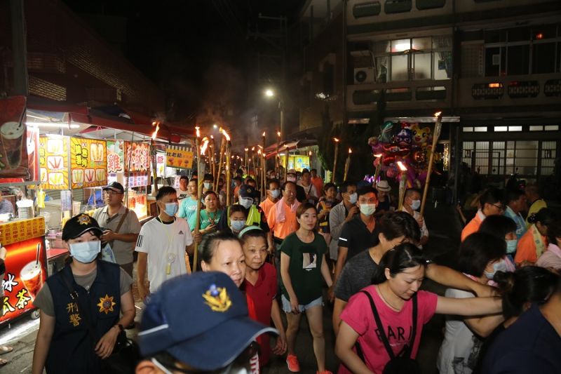 ▲信眾們人人手持火把跟隨李王爺一起火燈夜巡。(圖/嘉義縣政府提供)