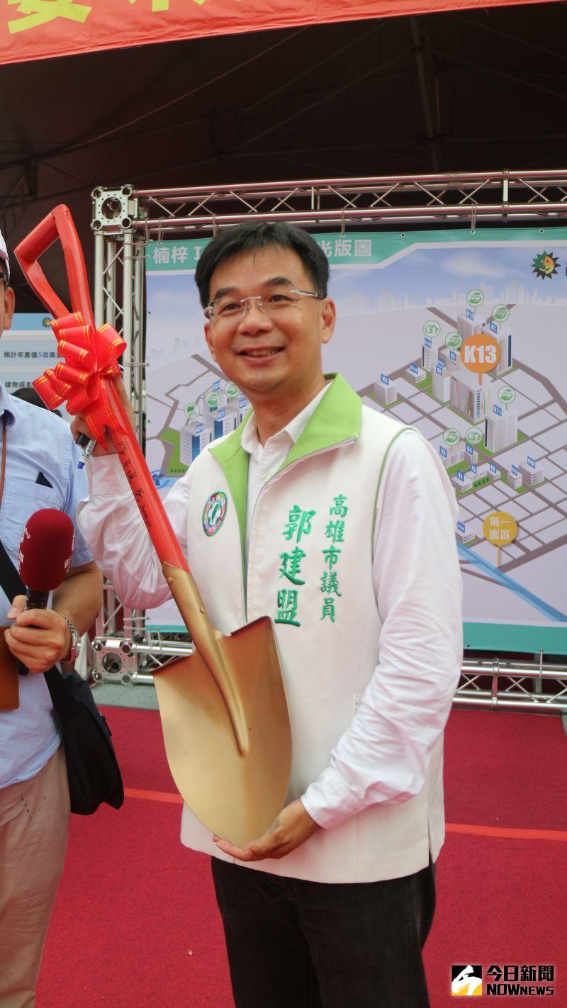 ▲高雄市議員郭建盟特地請准市長陳其邁在動土的金鏟子上簽名,希望能夠得到好運,再拚一個孩子,增產報國。(圖/記者鄭婷襄攝,2020.08.17)