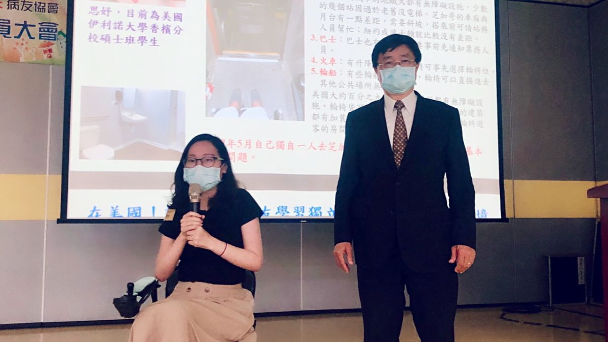 ▲活動現場病友間的互動熱絡，大家從「輪椅」討論到「出國」。（圖／高醫大提供）